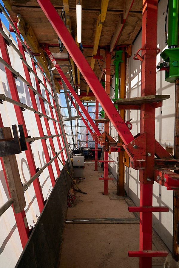 Aanzicht van het ACS-R klimsysteem bij de in aanbouw zijnde Cooltower.