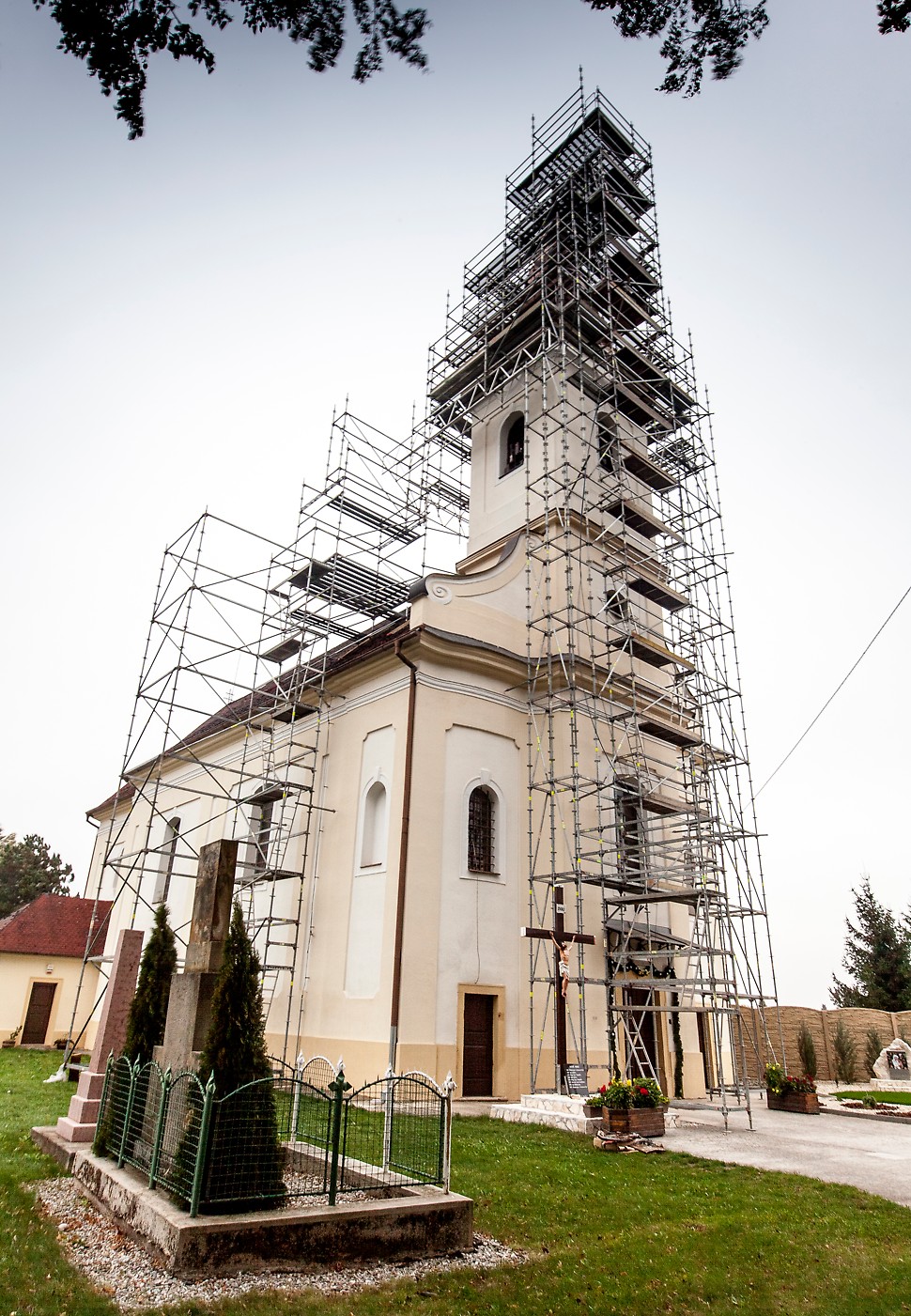 Pre lešenie PERI UP nie je žiadnym problémom zužujúci sa tvar veže kostola alebo sťažená možnosť založenia kvôli strmému sklonu strechy kostola.