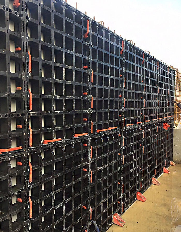The DUO Coupler connects the panels evenly, without any tools.