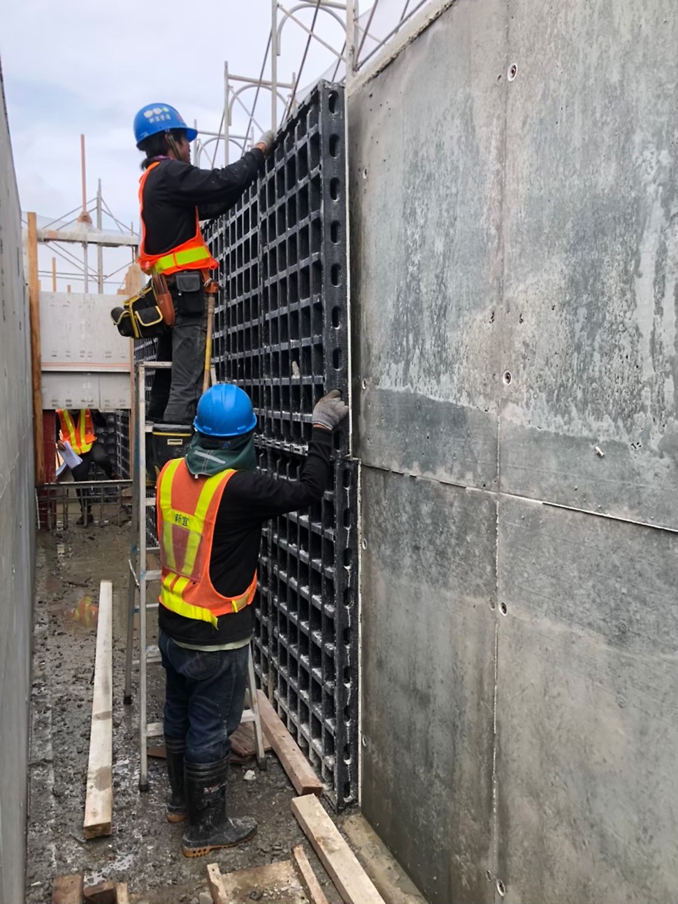 The DUO formlining is very smooth, it is highly suitable for projects that has a high requirement on concrete finishing.