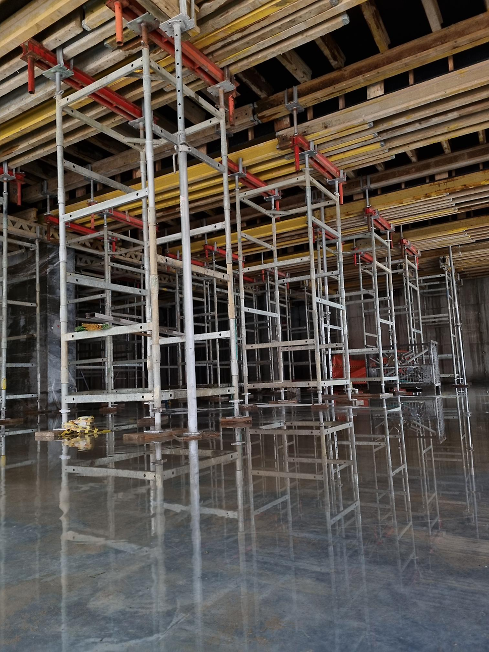 Sistema de encofrado para losas MULTIFLEX en combinación con torres de carga ST-100.