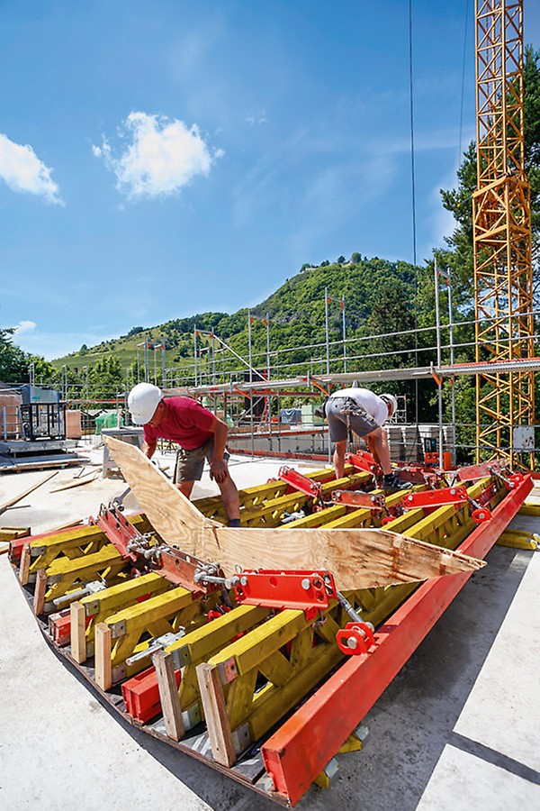 RUNDFLEX Circular Wall Formwork Spindles are adjusted using the combi ratchet spanner SW24.<br/>