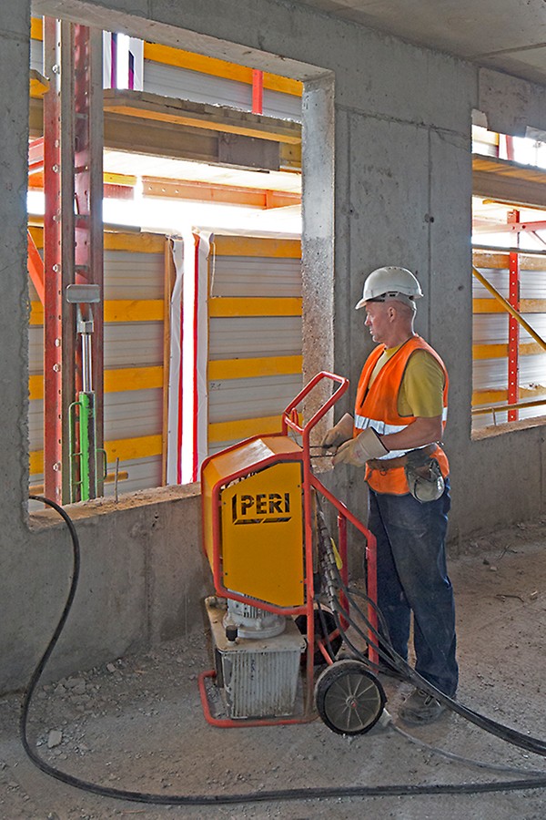 Мобильный гидроагрегат позволяет перемещать 2 платформы одновременно. Встроенный гидравлический распределитель предохраняет от перекосов при подъеме.