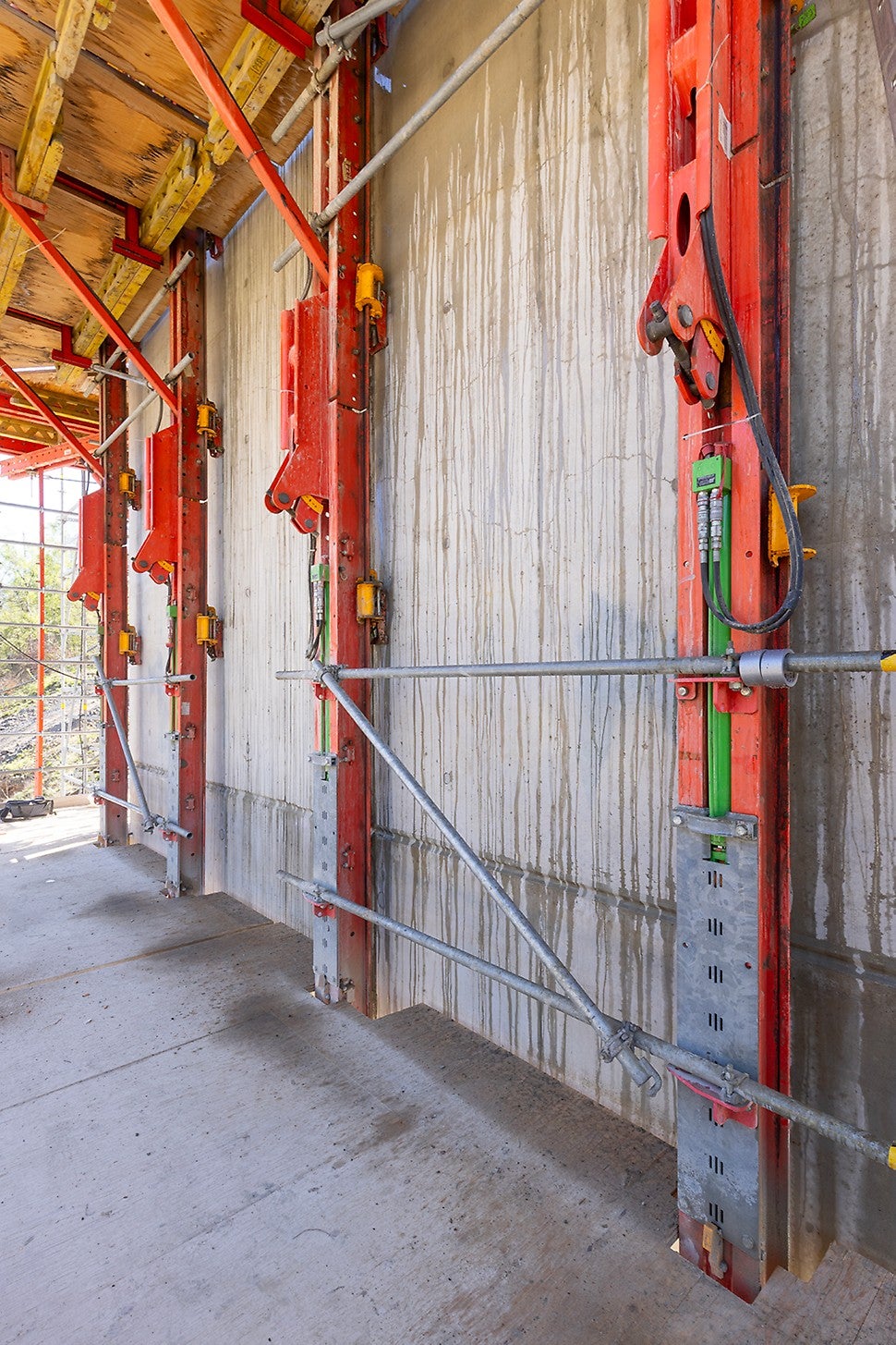 Die hydraulischen Zylinder der RCS MAX Antriebsschienen erlauben ein Klettern der Plattformen in 75-cm-Schritten.