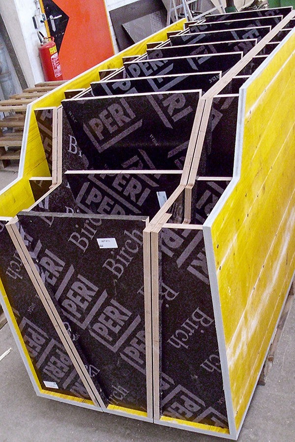 Ein wichtiger Baustein der individuellen Projektunterstützung ist die Schalungsmontage. PERI fertigt mit modernsten Maschinen Plattenzuschnitte und Sonderschalungen jeglicher Art.