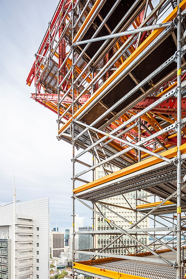 Die projektspezifisch konzipierte Unterstützungskonstruktion Die projektspezifisch konzipierte Unterstützungskonstruktion bestand aus Kletterschienen des RCS Schienenklettersystems sowie Bauteilen des VARIOKIT Ingenieurbaukastens und des PERI UP Gerüstbaukastens.
