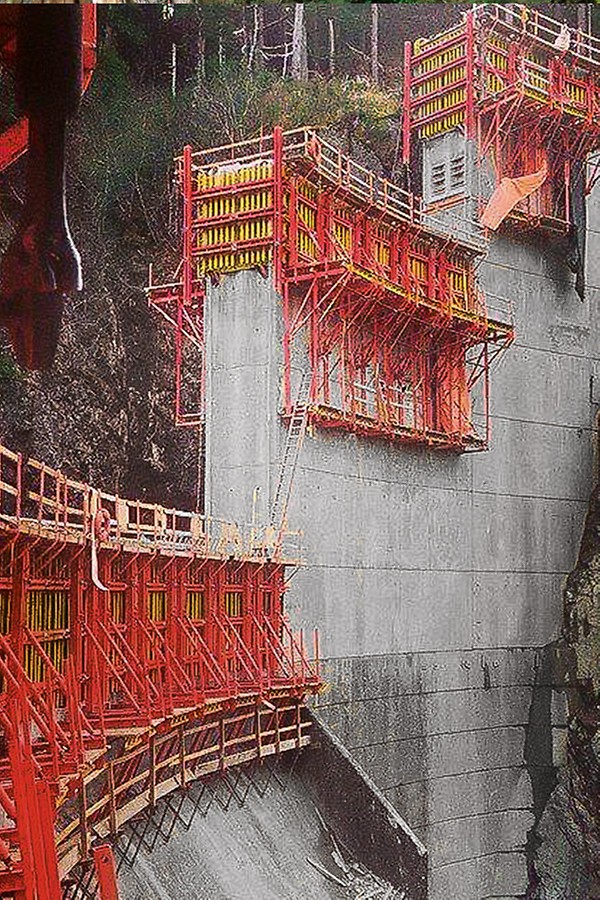 La soluzione elaborata da PERI prevedeva l&#039;impiego dei sistemi di ripresa per casseforme CB e SCS, adeguatamente integrati con componenti del sistema modulare VARIOKIT