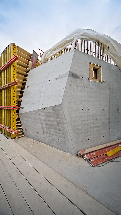 Wszystkie deskowania dostarczane na budowę wykonywane były zgodnie z zaakceptowanym przez architekta projektem odwzorowania widoku ścian.