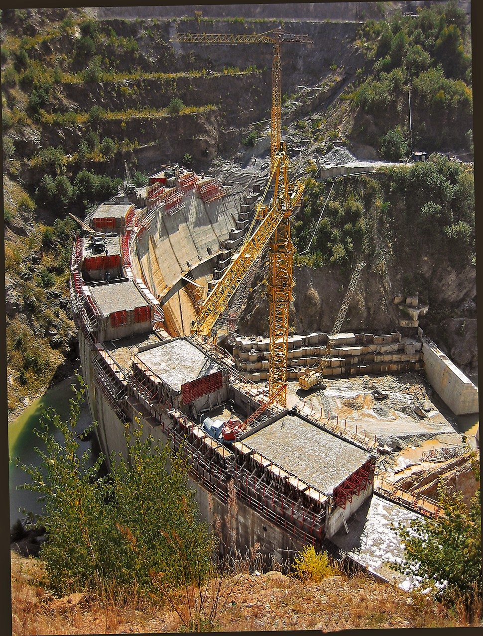 Baraj din beton în triplu arc pe râul Alb având o înălțime de 75 m