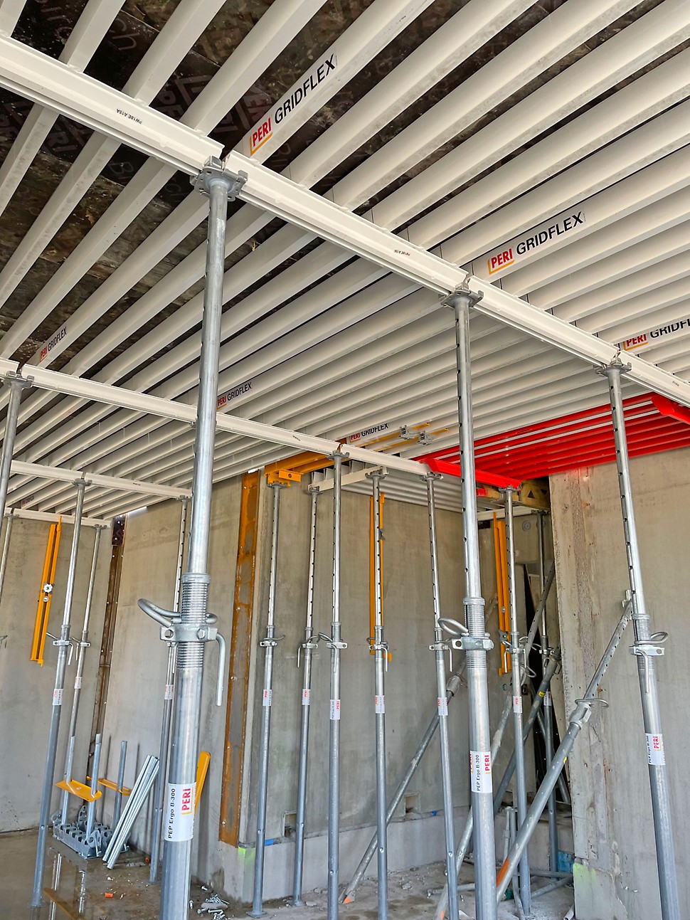 Punainen elementti toimii leveystäyttönä GRIDFLEX-järjestelmässä.<br/>