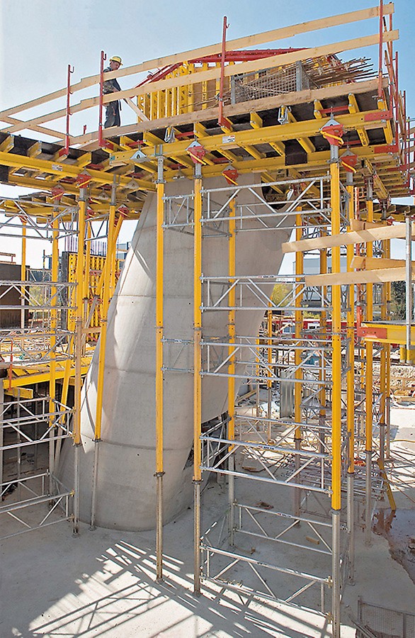 Plataformas de trabalho com módulos de mesa e torres MULTIPROP estendidas para cima em paralelo com o progresso da construção. Isso significava que a formação precisa e segura poderia ser realizada em todas as alturas.