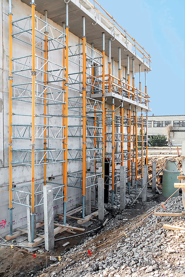 使用MULTIPROP台模支撑作为阳台的支撑结构 - 根据高度和受力需要，也可以安装成塔架。