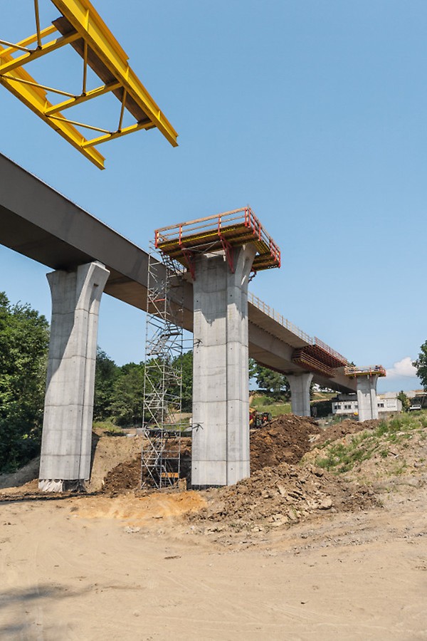 Ocelová konstrukce mostovky byla přes údolí vysouvána.