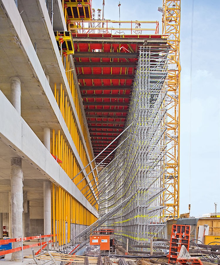 这座93米高的高层建筑在铁路方向由外挑7米的悬臂结构，使用PERI UP脚手架系统在为其搭建了50米的长、18米高的承载结构。