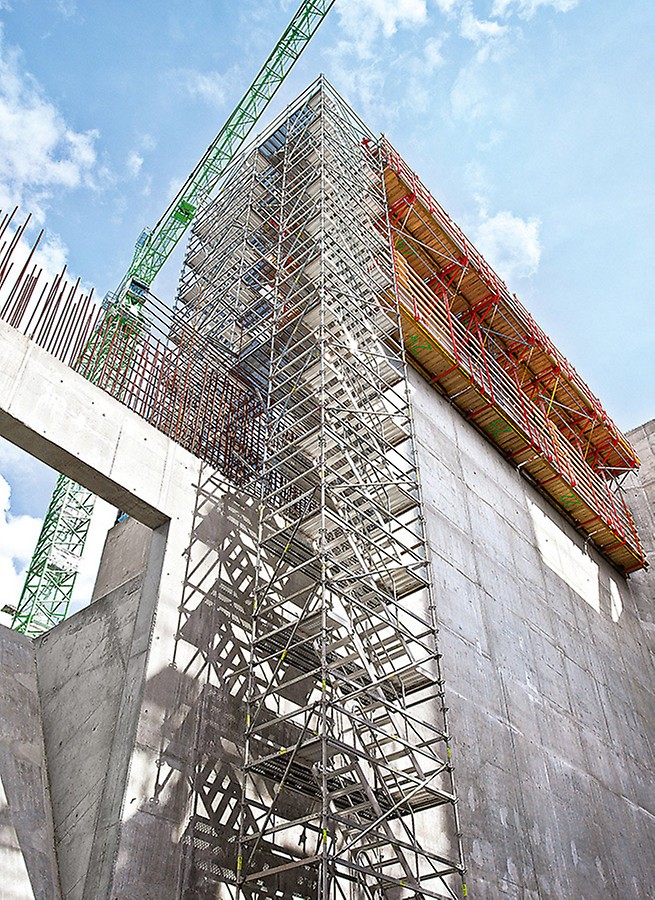 使用PERI UP系统搭建施工梯，确保在任何工作平台上都可快速、安全地进行施工。使用75厘米宽的楼梯段，快速、高效地搭建施工梯。