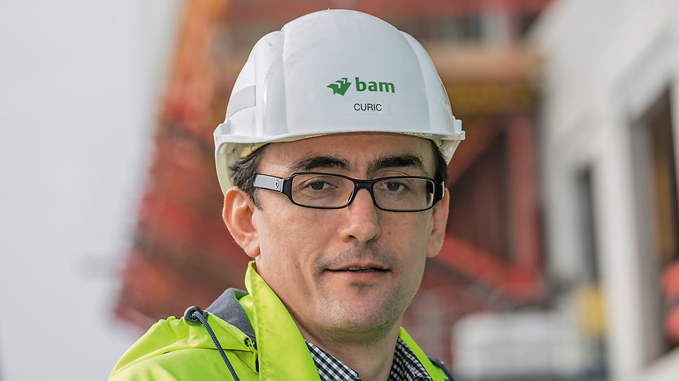 Die gemeinsam mit PERI ausgearbeitete Lösung mit der auskragenden Stützbock-Konstruktion hat auch bei uns im Hochbau einwandfrei funktioniert. Die Bühneneinheiten ließen sich problemlos am Boden vormontieren und anschließend mit dem Kran an der Einbaustelle positionieren und einhängen. Auch der Rückbau und die Demontage erfolgten schneller als erwartet.