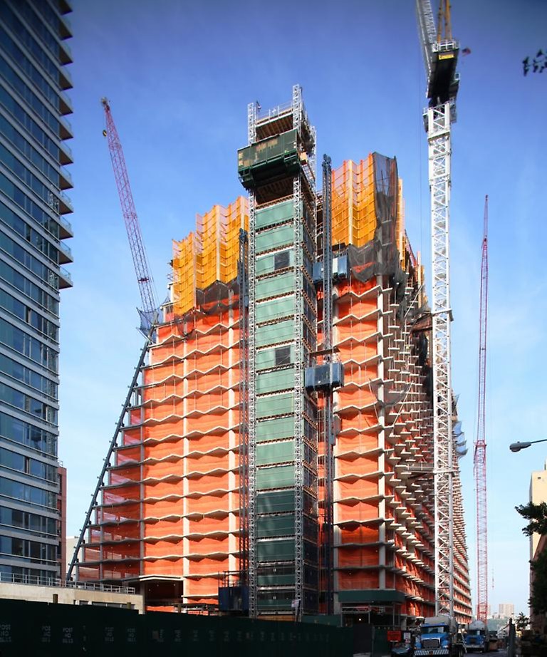 The unique shape of the building presented unique challenges for an efficient perimeter enclosure. PERI&#039;s LPS was the answer.