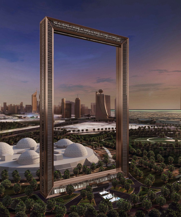 Dubai Frame, Dubaj, Zjednoczone Emiraty Arabskie: Na potrzeby realizacji tej niezwykłej, sztucznej konstrukcji, po której można chodzić, firma PERI stworzyła zespół projektowy składający się ze specjalistów od konstrukcji wspinających i deskowań. Od początku do końca wspierali oni złożone prace konstrukcyjne precyzyjnie skoordynowanymi rozwiązaniami wykonawczymi opartymi na sprzęcie systemowym. Pozwoliło to na skonstruowanie skośnej geometrii trzonu w wąskich tolerancjach wymiarowych, a także zaoszczędziło 30 dni czasu budowy.