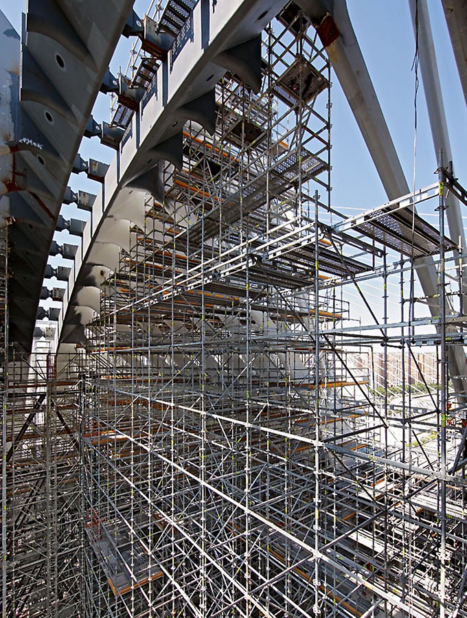 During the construction phase, the inside area of the future multi-functional hall was almost completely filled with PERI UP Rosett scaffolding.