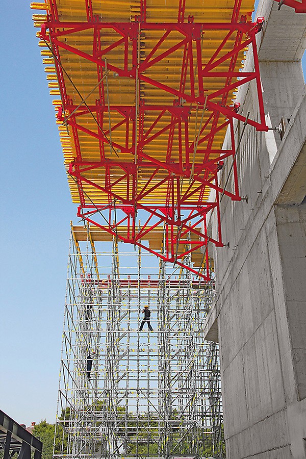 Radni podest širine 7 m i dužine 58 m koji nose horizontalno primijenjeni PERI okvirni podupirači jednostrane oplate.
