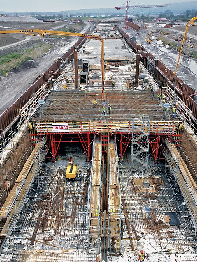 Five tunnel elements - each 100 m long – were pre-fabricated in the dry dock with help of the PERI tunnel formwork carriage.