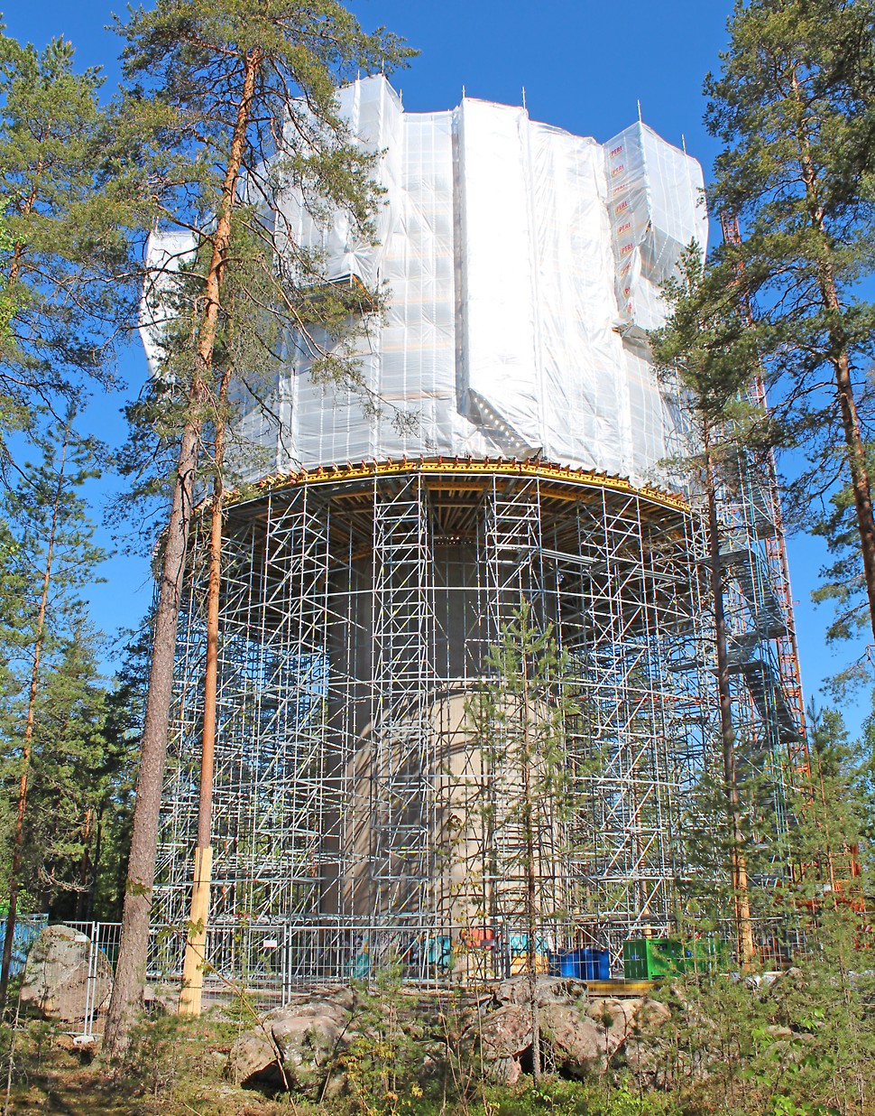Vesitorni sijaitsee luonnonsuojelualueella, mikä lisäsi projektin haastavuutta.