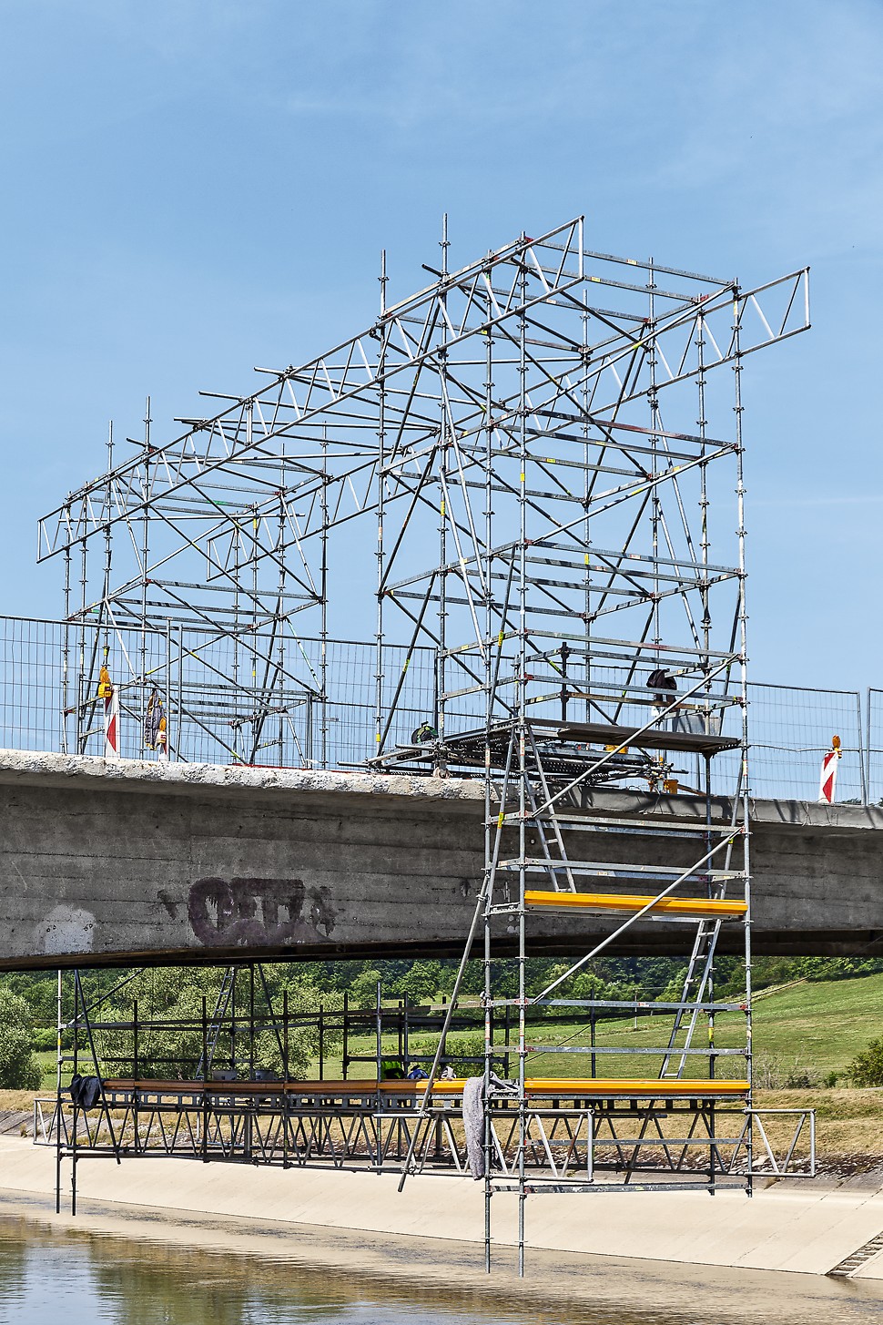 Technický tím PERI prišiel s návrhom stabilného systému lešenia, ktorého kostru tvorili dva pojazdné vozíky s rozmermi 1 500 mm x 3 000 mm, premiestňované po koľajniciach. Horizontálne na konštrukciu bol umiestnený systém z priehradových nosníkov PERI, na ktoré bola zavesená lešenárska konštrukcia výšky 11 m.