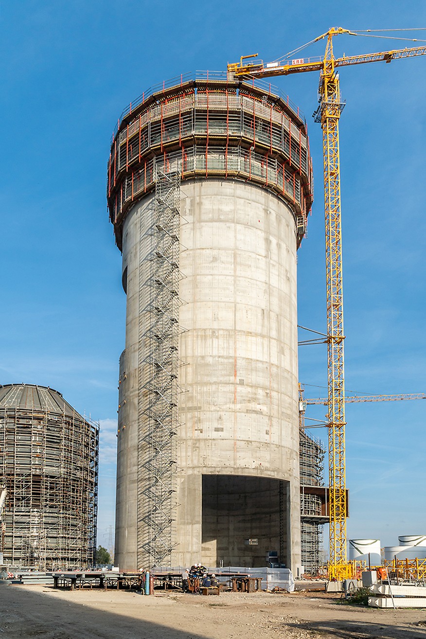 Kako bi se bezbednosni aspekt doveo na najviši nivo, pored lifta, instalirano je i PERI UP stepenište do visine od 135 m, kao rezervna opcija vertikalne komunikacije