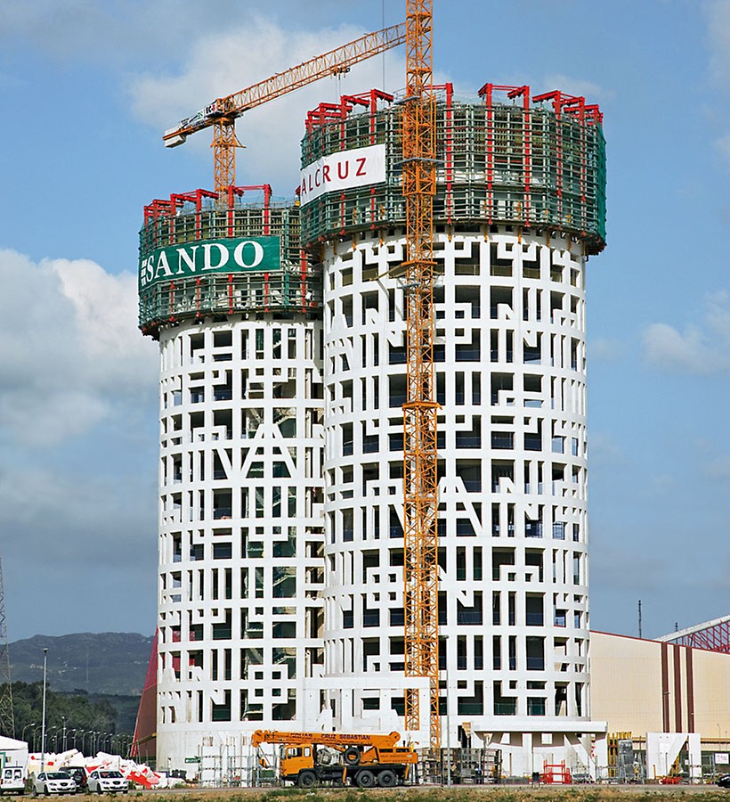 Para a construção da parede de betão de 40 cm de espessura com um raio externo de 25 m, a forma de parede VARIO GT 24 foi escalada em 12 plataformas auto escaláveis ACS, respectivamente.