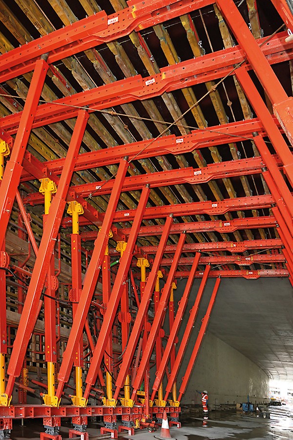 Vastavus projektinõutele saavutati tänu kohandatud VTC tunneliraketisele, mis koosnes standardsetest VARIOKIT komponentidest kombinatsioonis GT 24 taladega ja erineva pikkusega lattidega. (Foto: PERI GmbH)<br/>