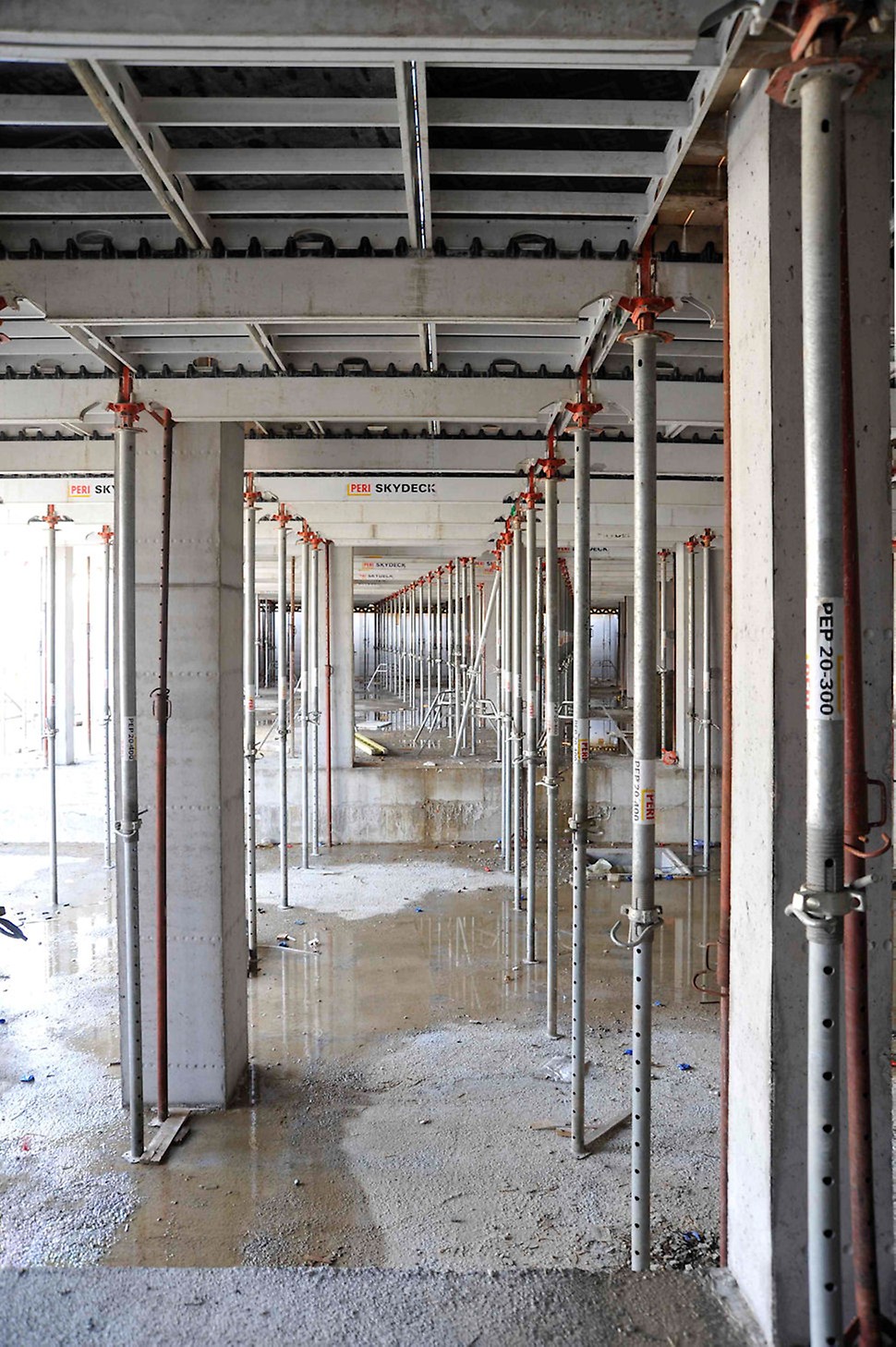 SKYDECK, la cassaforma a telaio per solai con dispositivo di testa a caduta che permette il disarmo anticipato, aumentando la produttività in cantiere