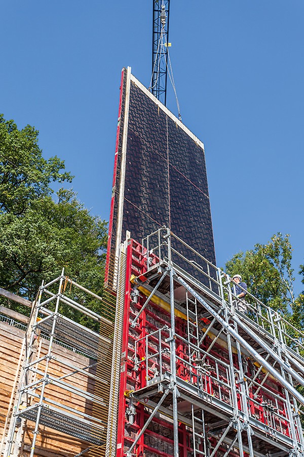 Auch die außenseitige Schließschalung wurde mit dem Kran großflächig als Einheit umgesetzt.