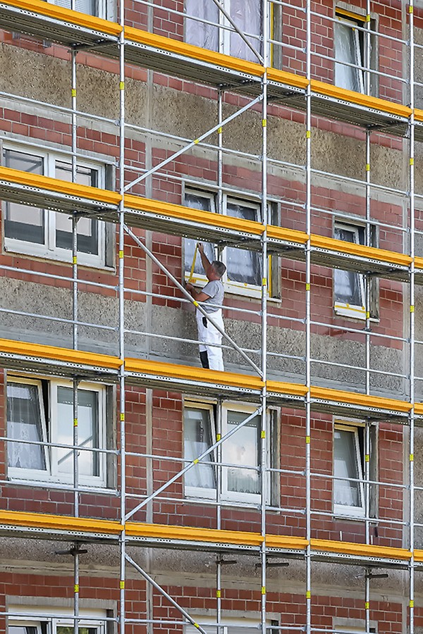 Wohngebäudesanierung Silberhöhe, Halle (Saale): Das Fassadengerüst PERI UP Easy ermöglichte die sichere Ausführung der Malerarbeiten und die Erneuerung der Bauwerksfugen.