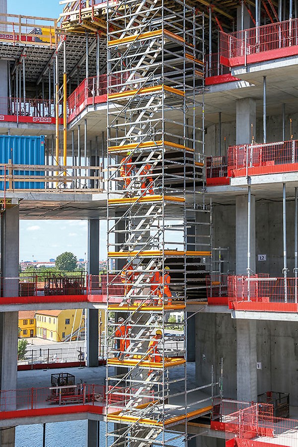 The PERI formwork and shoring solutions were optimally coordinated in order to achieve the desired shape of the building and meet its demanding architectural requirements. Thanks to the 25 cm or 50 cm end-to-end system grid, it was possible to adapt the modular scaffold system, PERI UP Flex, to the various geometries and loads in the form of a load-bearing construction. 