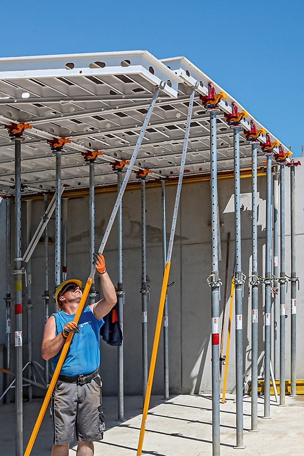The panel slab formwork can be installed safely and efficiently from the level below. The slab panels are slipped into the head from the installation surface below and pivoted upwards. 