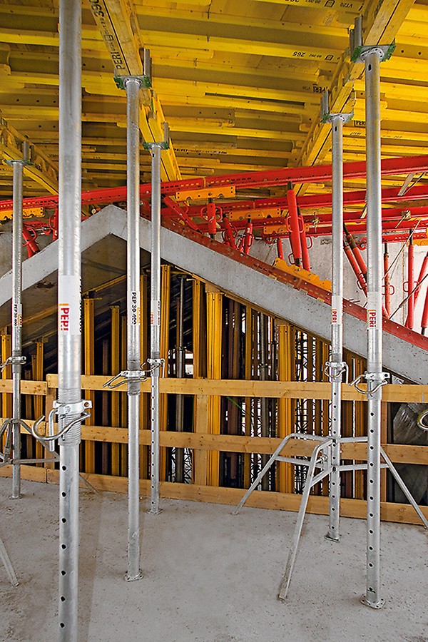 Die MULTIFLEX Plattformen mit dem Gitterträger GT 24 dienten gleichermaßen als Deckenschalung und Arbeitsebene.