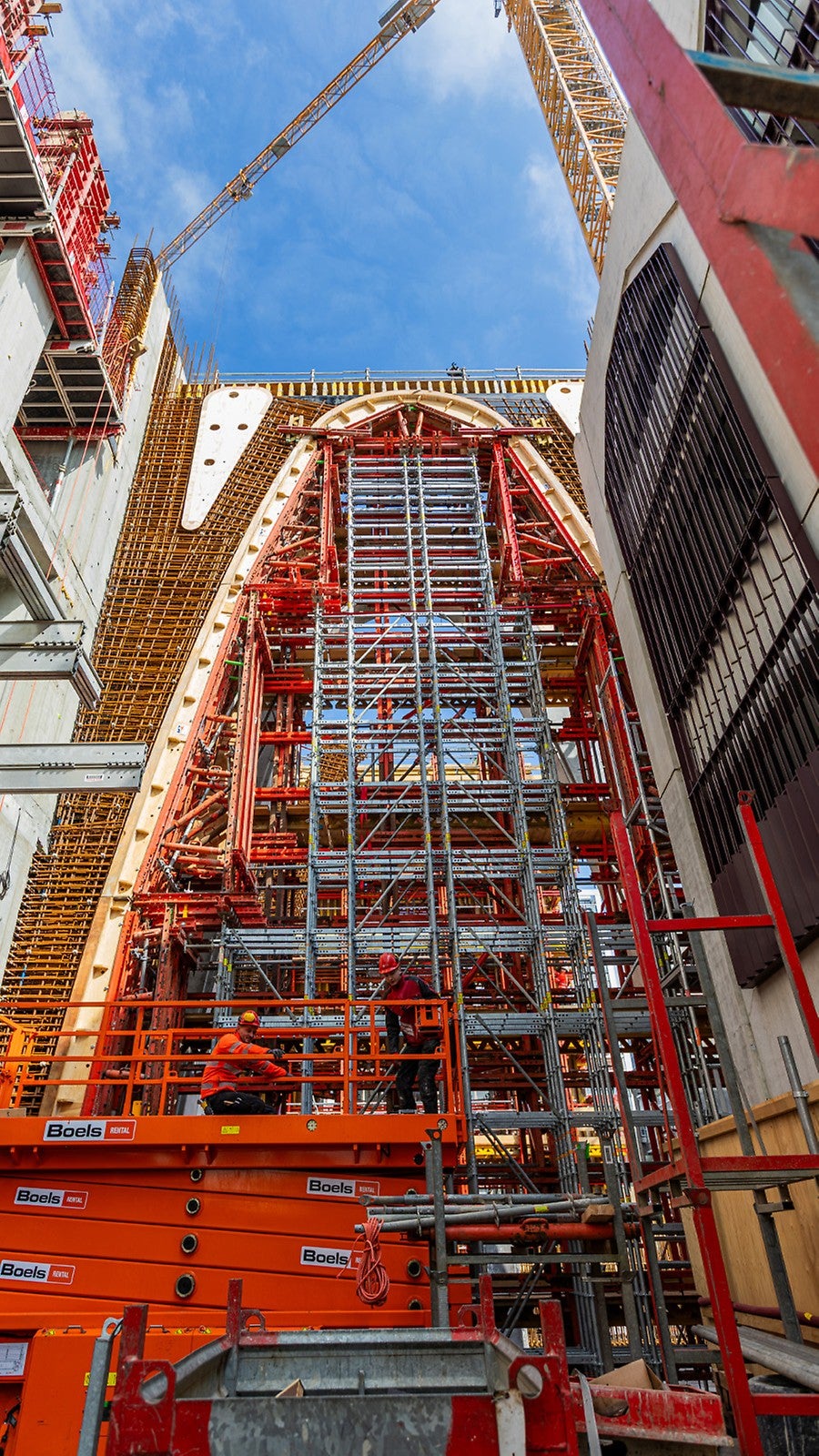 De combinatie van VARIOKIT binnenkisten, PERI UP ondersteuning en VARIO GT 24 bood de nodige flexibiliteit en stijfheid om de kolommen in één keer te kunnen storten.