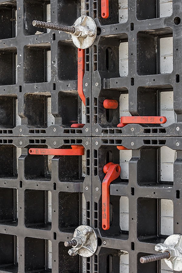 Da die DUO Verbinder nach dem Einbau bündig mit dem Paneel abschließen, lassen sich auch größere, vormontierte Einheiten sehr flach stapeln.