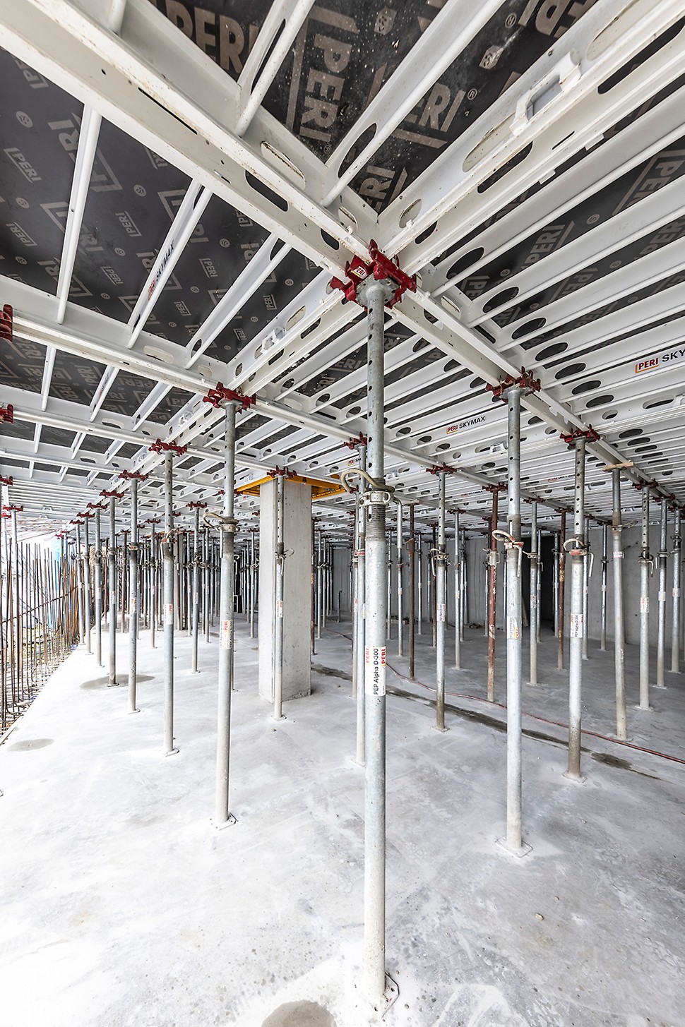 Die SKYMAX weist ein einfaches Stützenraster von 1,00 m x 2,00 m auf, eine zusätzliche Mittelunterstützung ermöglicht das Schalen von Deckenstärken über 40 cm.