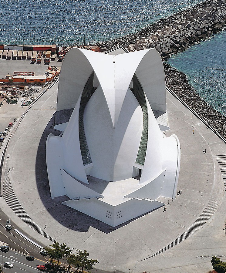 Auditoriul din Tenerife, Tenerife, Spania - Datorită formei spectaculoase a structurii, arhitectul Santiago Calatrava a sfidat elementele de bază ale arhitecturii convenționale. Trei elemente diferite de construcție, pe care el le-a descris ca “aripi”, “nucă” și “velă”, caracterizează clădirea de 58 m înălțime. (Foto: R. Mendez)