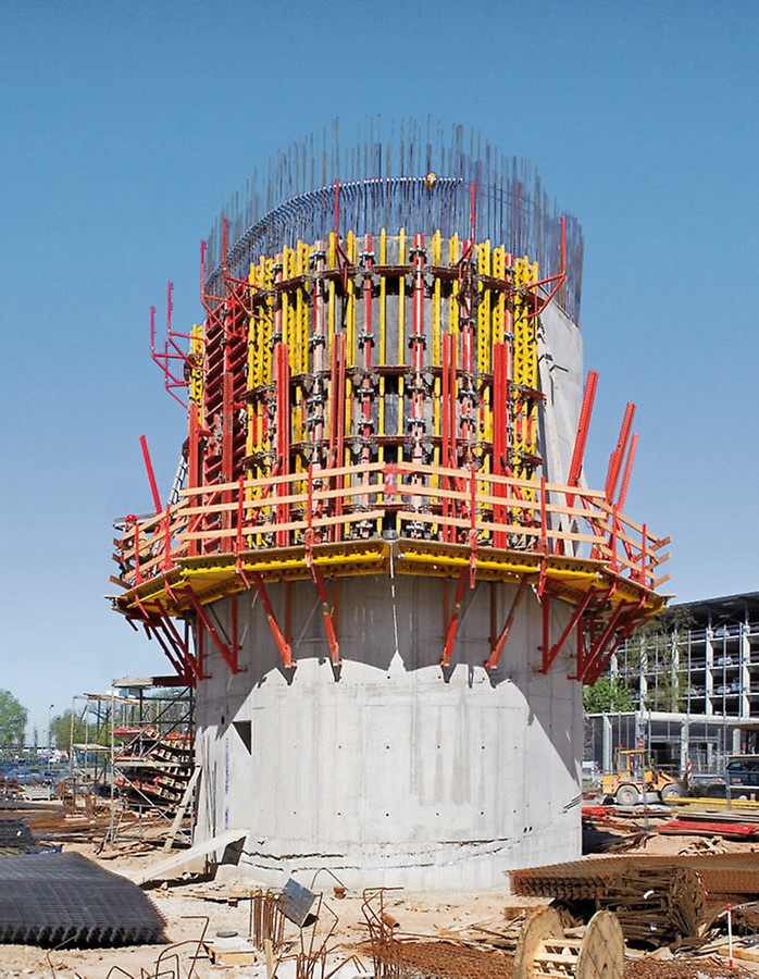 PERI RUNDFLEX 曲面模板 上图为RUNDFLEX曲面模板系统与爬架系统结合,应用在桥梁工程项目的施工中。