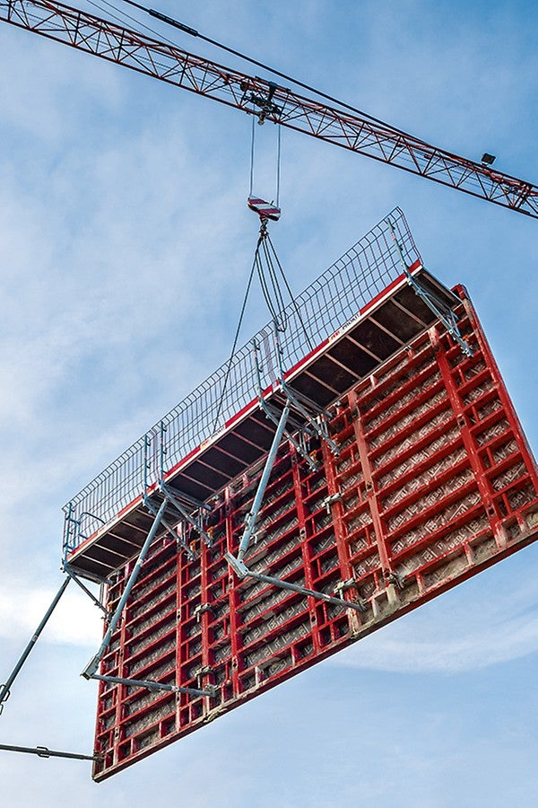 Schalung und Bühne lassen sich mit dem Kran als Einheit umsetzen und sorgen für sofortige Sicherheit bei geringem Montageaufwand.