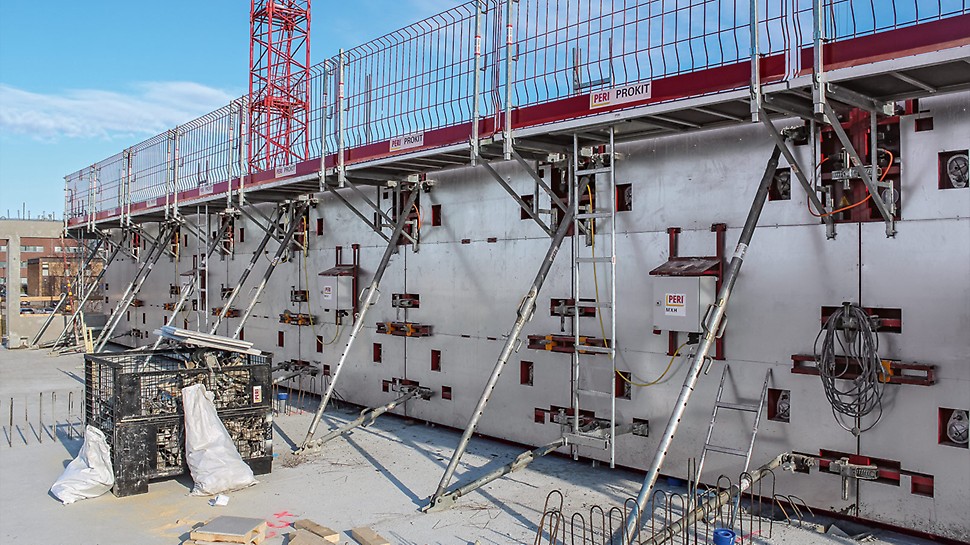 配有加热单元的MAXIMO系统 Combined with a heating element, MAXIMO also offers the right solution for concreting at low temperatures. The heat supply provides an uninterrupted hydration process – as shown here in winter in Finland.