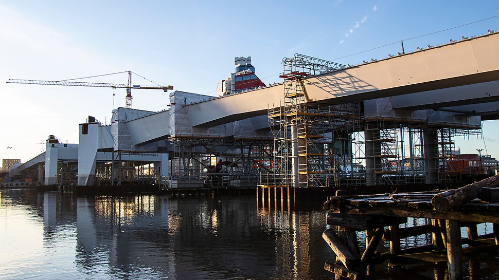 Hisingsbron - En modern bro stärker Göteborgs centrum Hisingsbron är en lyftbro och kommer att ersätta den nuvarande Göta älv-bron