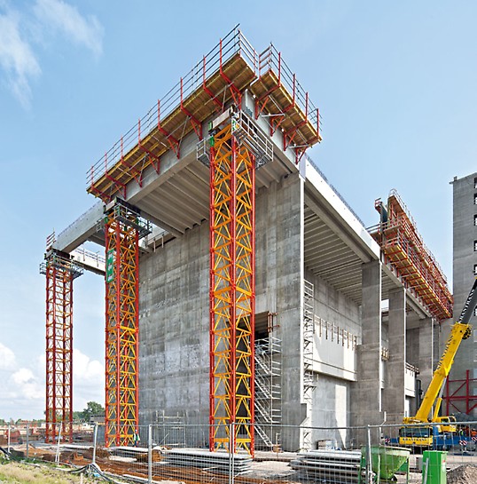 Refuse Derived Heating and Power Station - The VARIOKIT heavy-duty shoring towers with a height of 23.60 m can support loads of over 200 t in each case Refuse Derived Heating and Power Station, Spremberg, Germany - The VARIOKIT heavy-duty shoring towers with a height of 23.60 m can support loads of over 200 t in each case. The horizontal assembly of the approx. 10 m high tower sections makes the erection of the shoring easy and safe.