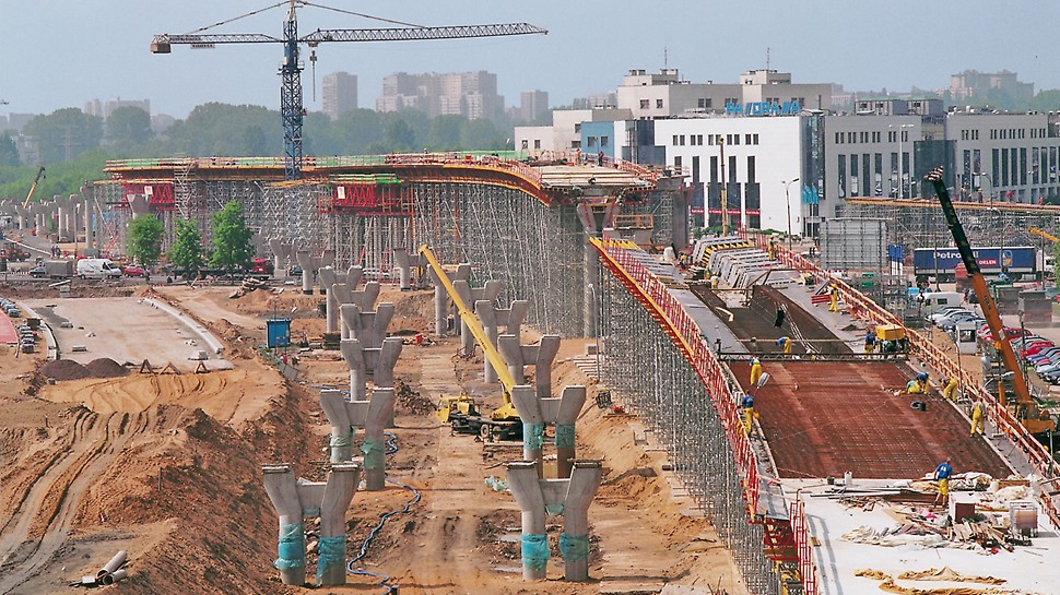 Traffic junction Czerniakowska - pre-stressed hollow box superstructure was formed with VARIO GT 24 wall formwork and MULTIFLEX slab formwork Traffic junction Czerniakowska, Warsaw, Poland - The pre-stressed hollow box superstructure was formed with VARIO GT 24 wall formwork and MULTIFLEX slab formwork.