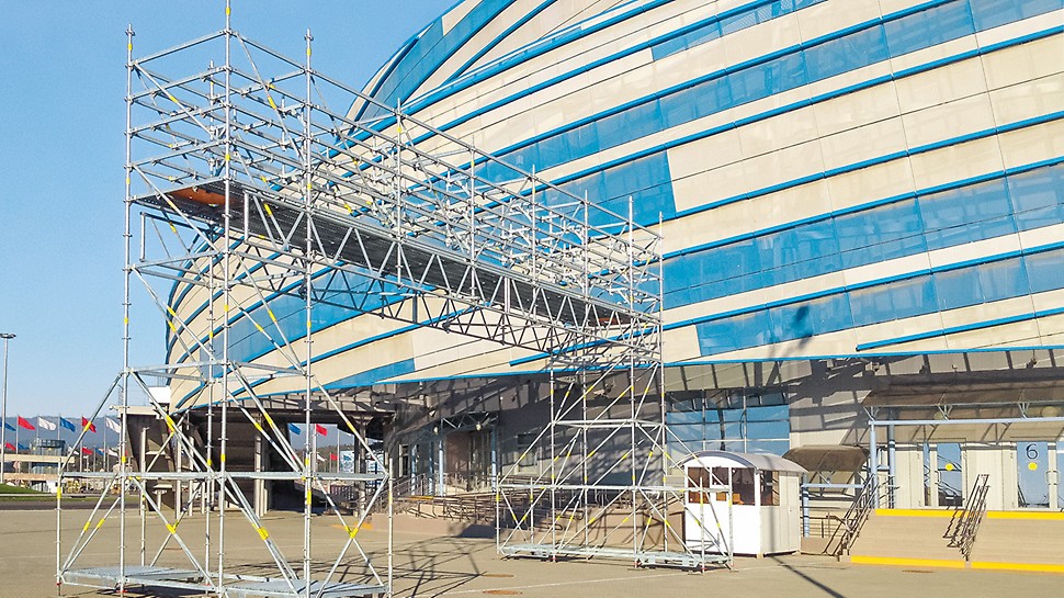 Олимпийские игры-Сочи-инфраструктурные объекты Компания PERI поставила в Сочи для проведения Олимпийских игр более 600 тонн оборудования для возведения спортивных и медийных конструкций: сцены, на которой президент России Владимир Путин приветствовал спортсменов; платформы для статистов и опорные площадки на ледовой арене "Шайба"; кабельные мосты и платформы для операторов на лыжных трассах; вышки для видеокамер.