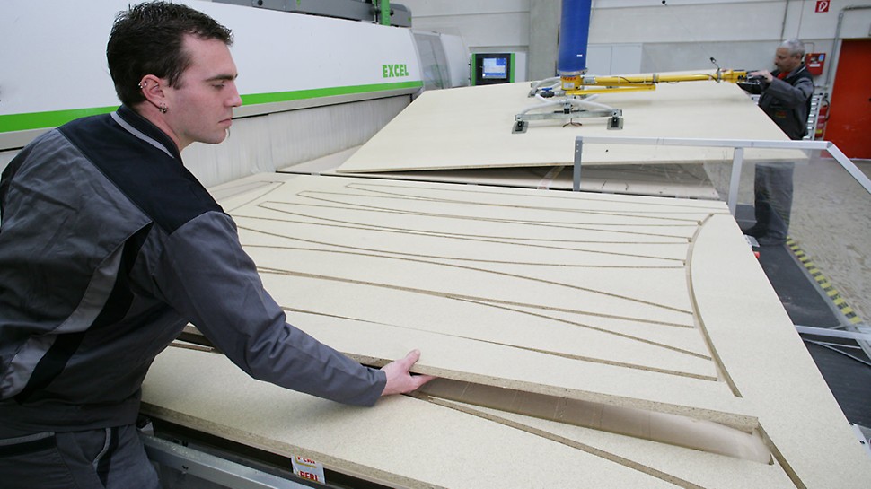 I dati di progettazione CAD vengono trasmessi direttamente alla macchina CNC. Qui vengono realizzati tagli precisi di pannelli in qualsiasi forma geometrica.