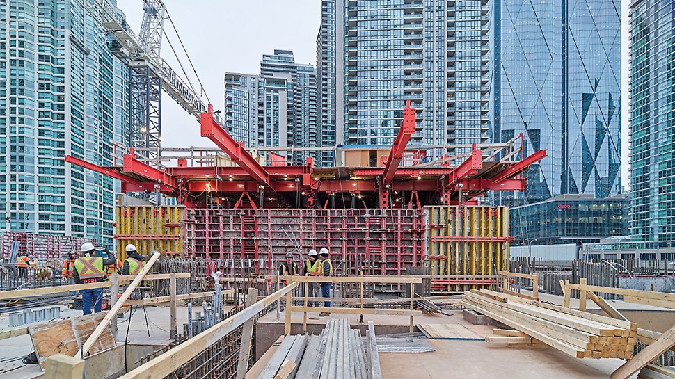 加拿大最高的住宅大厦 The ACS Core 400 System is versatile and can be used with VARIO GT 24 Girder Wall Formwork and MAXIMO Panel Formwork systems.
