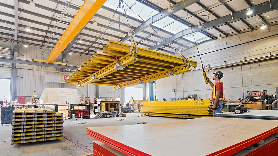 Gli specialisti di montaggio PERI tecnicamente qualificati e professionalmente formati eseguono il preassemblaggio in fabbrica.<br/><br/>